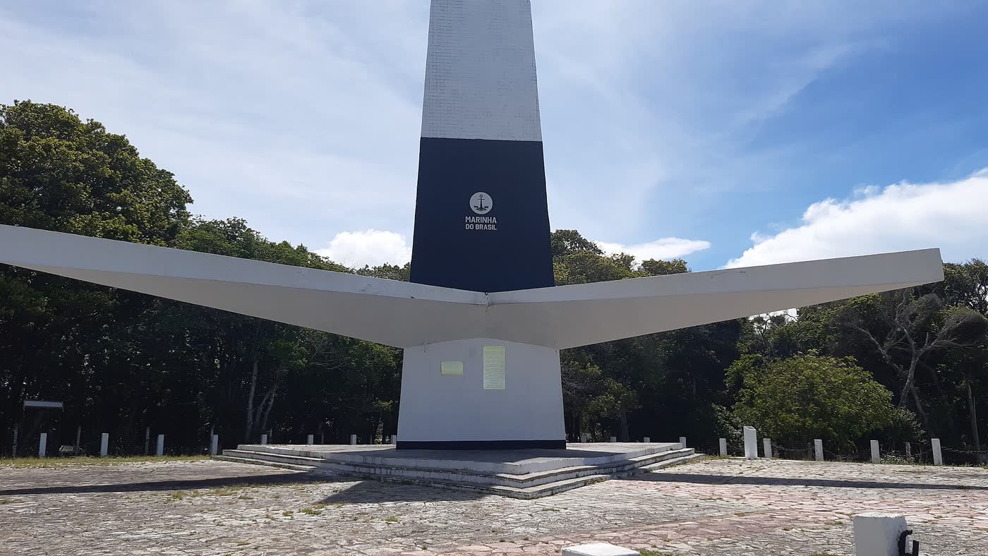 Farol do Cabo Branco sobre a falésia, ponto mais oriental das Américas