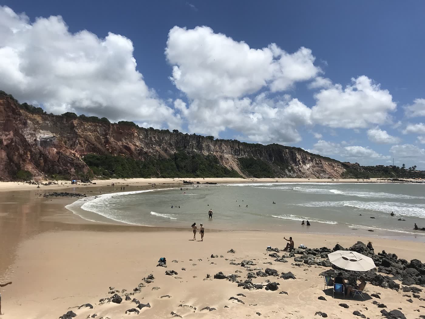 Falésias coloridas e coqueiros na praia de Coqueirinho, litoral sul da Paraíba