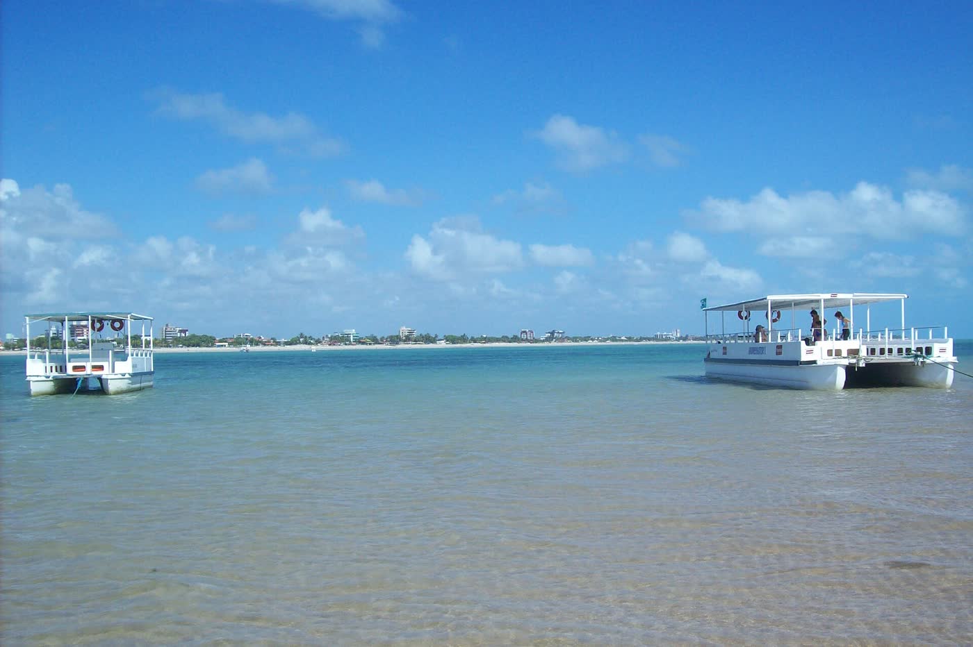 Barcos ancorados no banco de areia da Ilha de Areia Vermelha, em Cabedelo